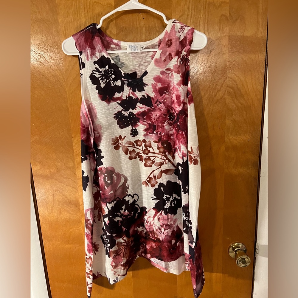 Pretty floral top in a size 1X